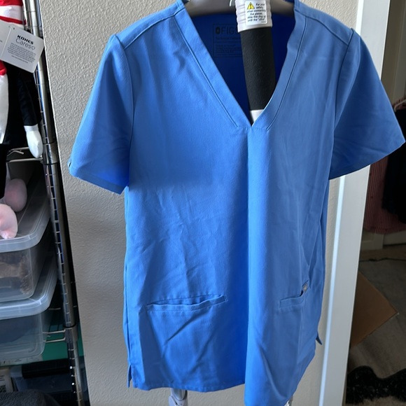 Like new scrubs, no stains no tears no wrecks. - Picture 3 of 4